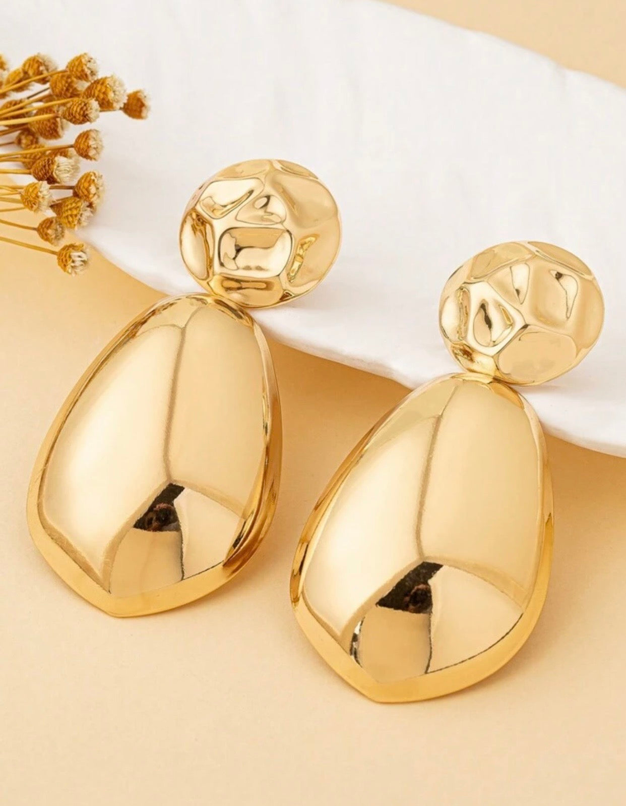 Oval stud earrings