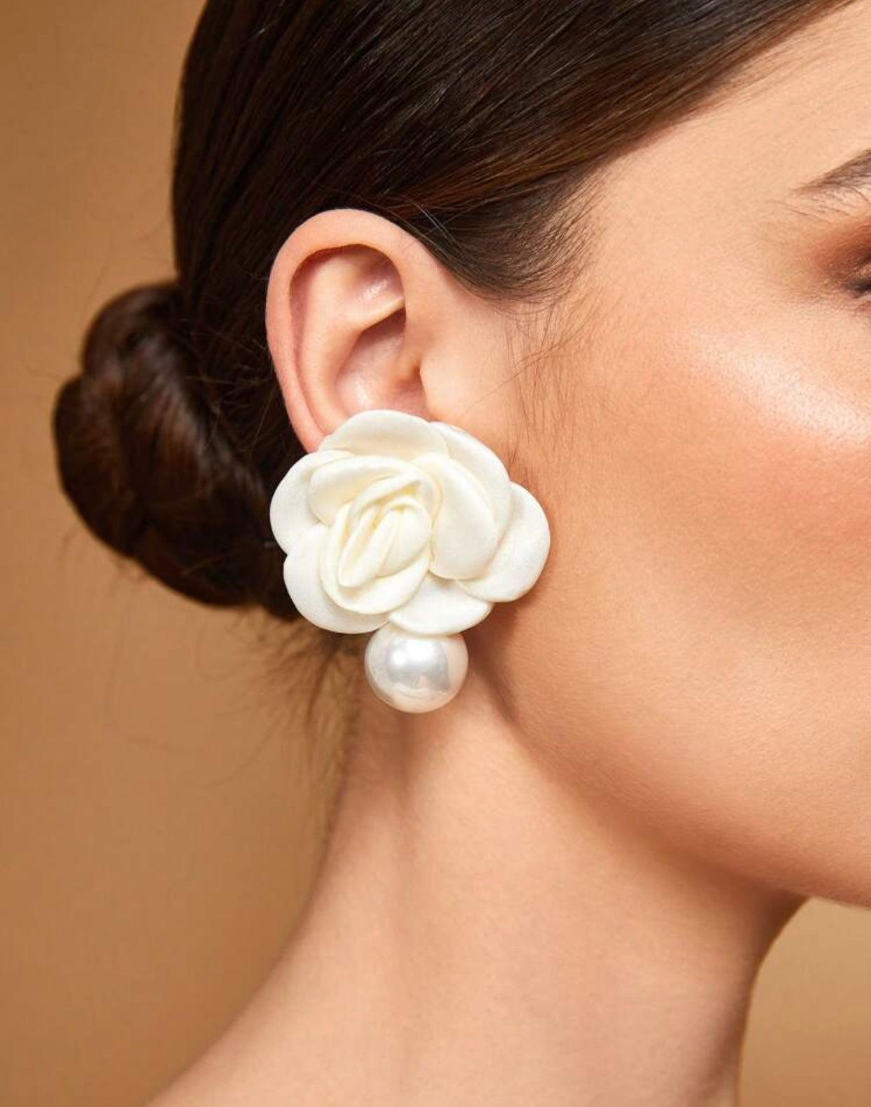 Pearl design stud earrings