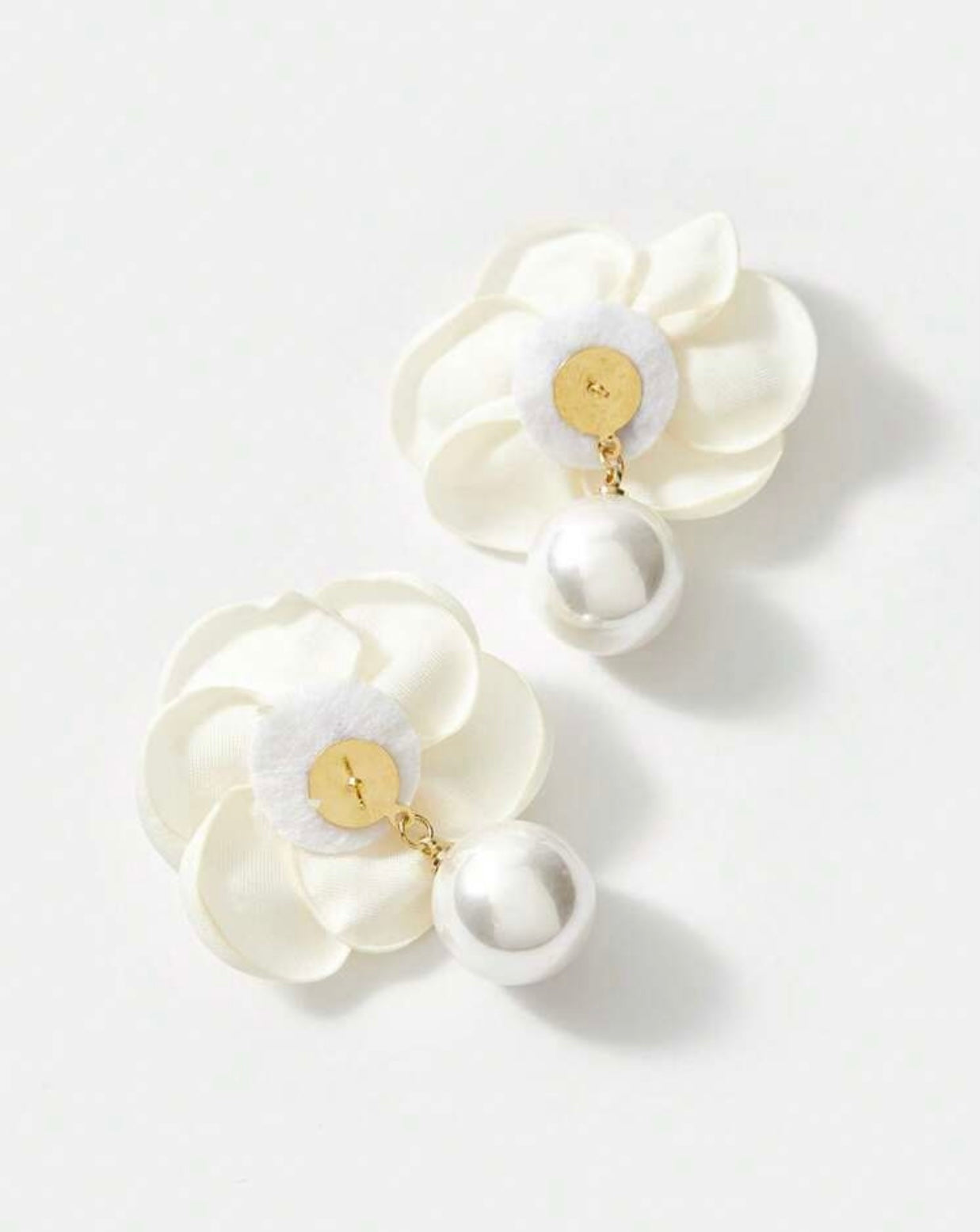 Pearl design stud earrings