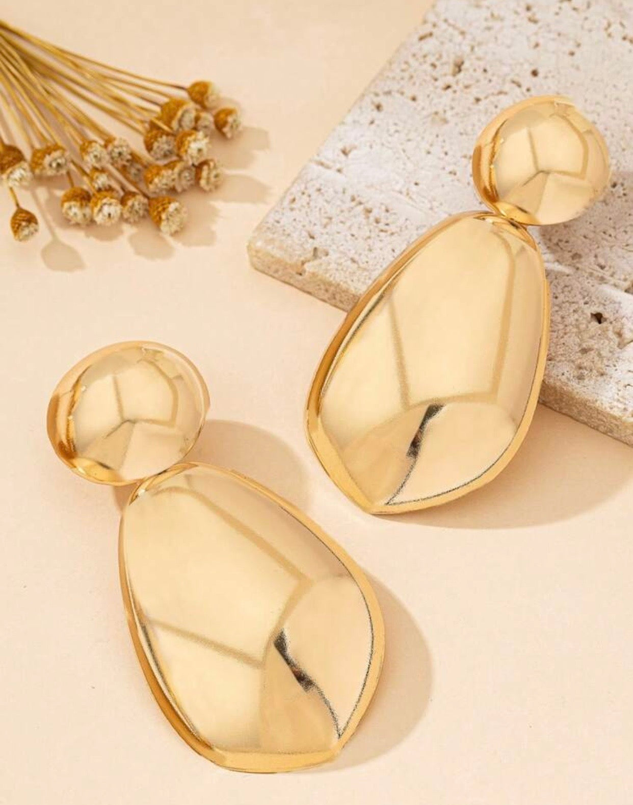 Oval stud earrings