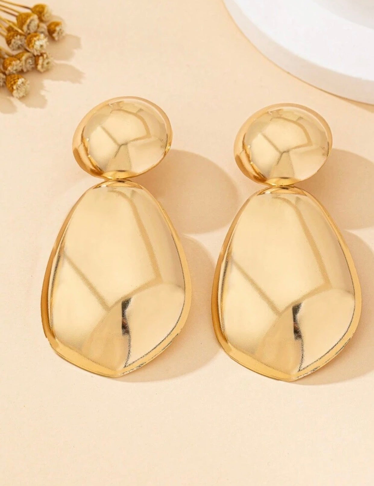 Oval stud earrings