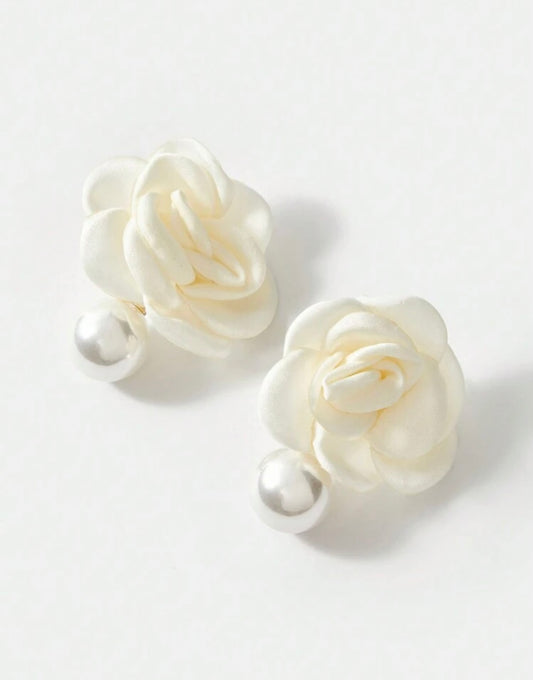Pearl design stud earrings