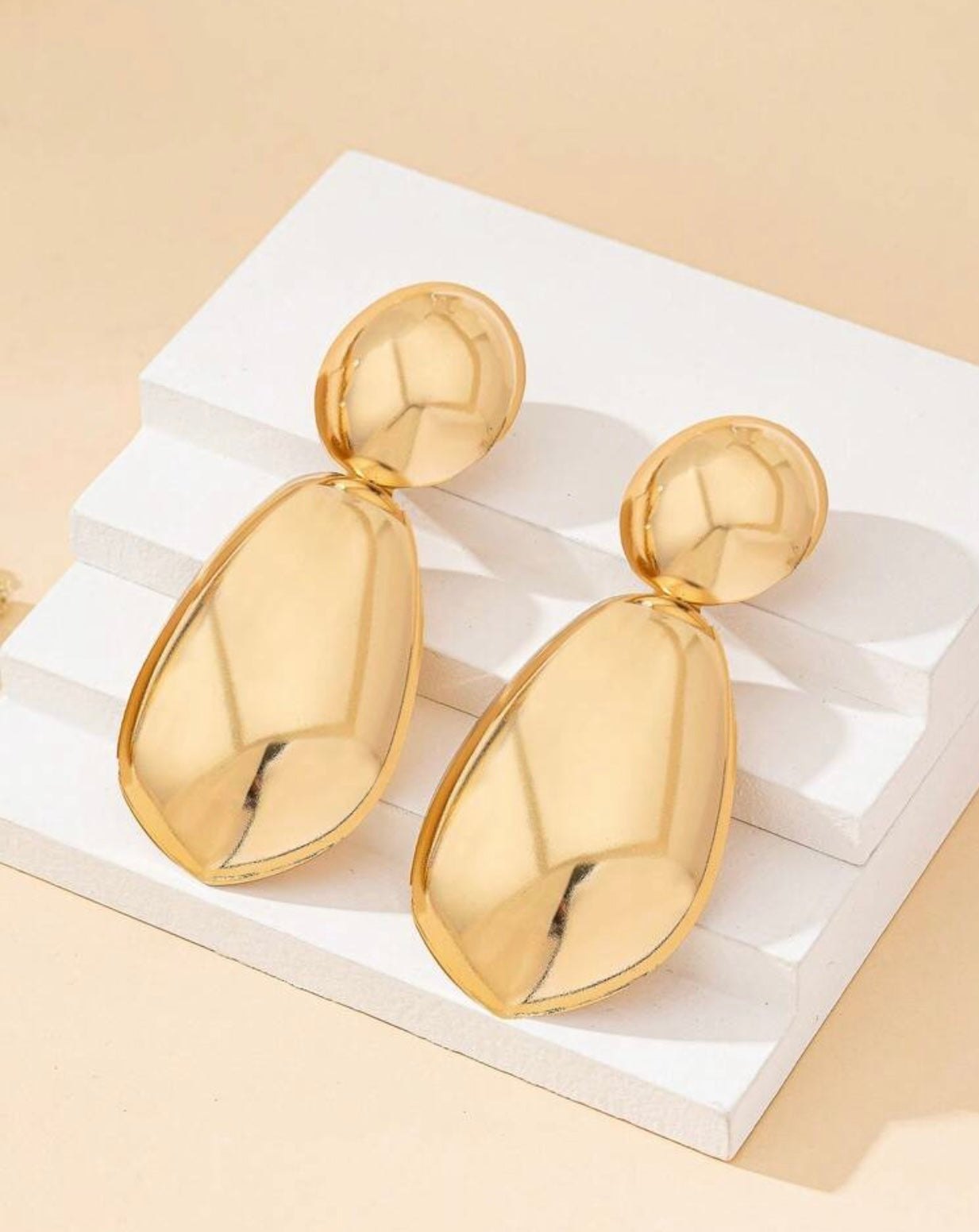 Oval stud earrings
