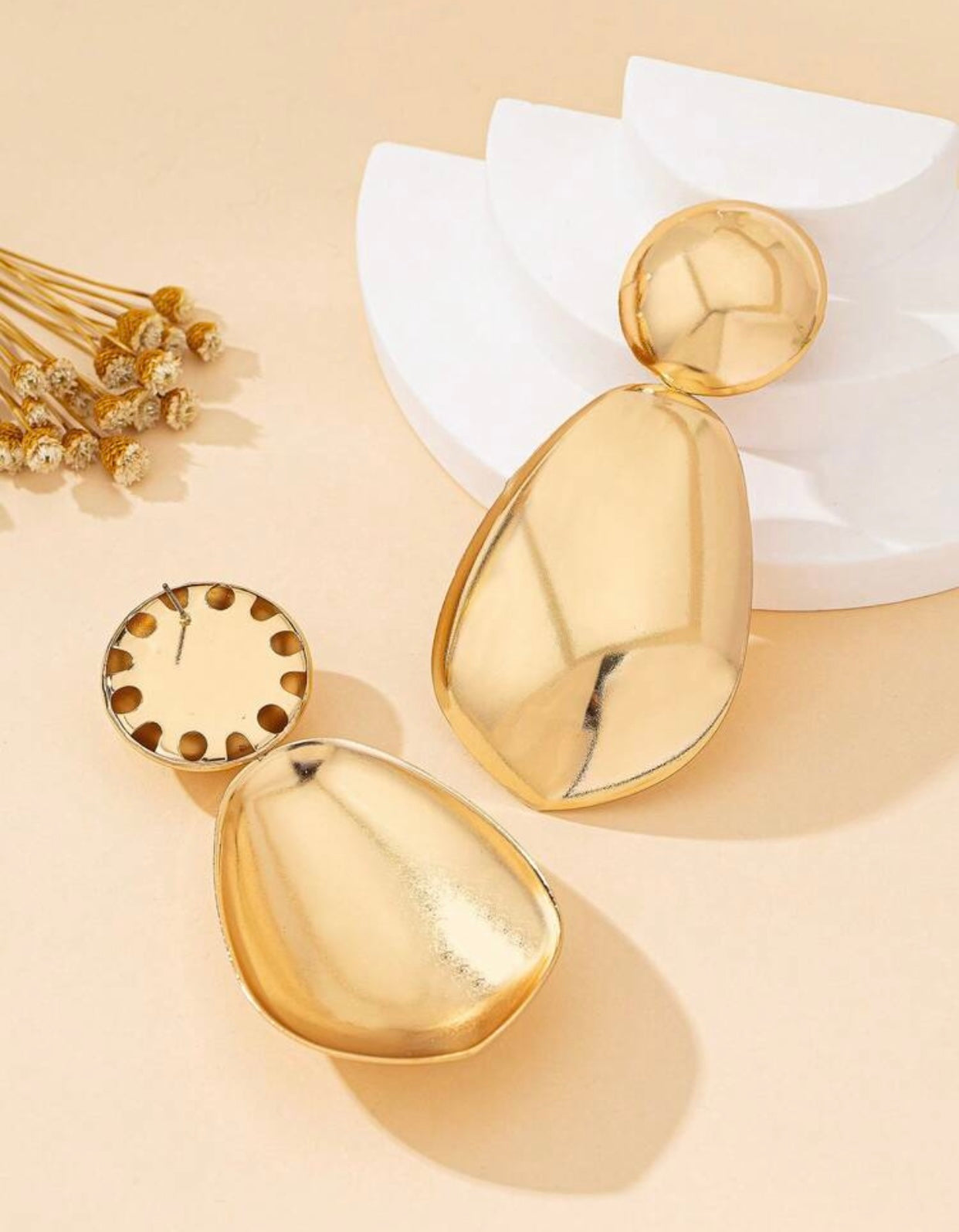 Oval stud earrings