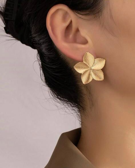 Flower stud earrings