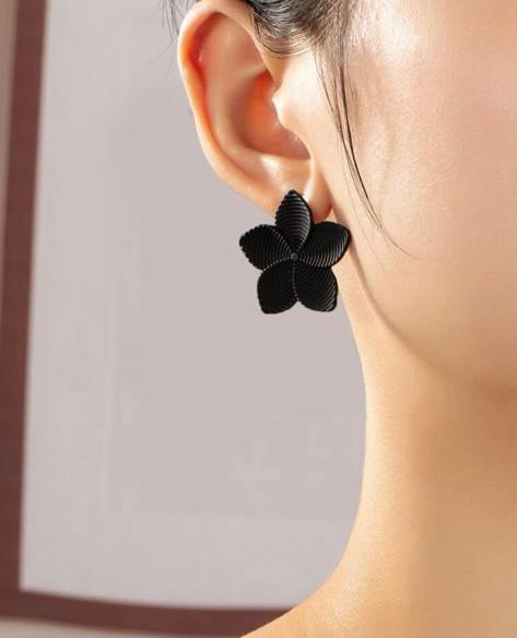 Flower stud earrings