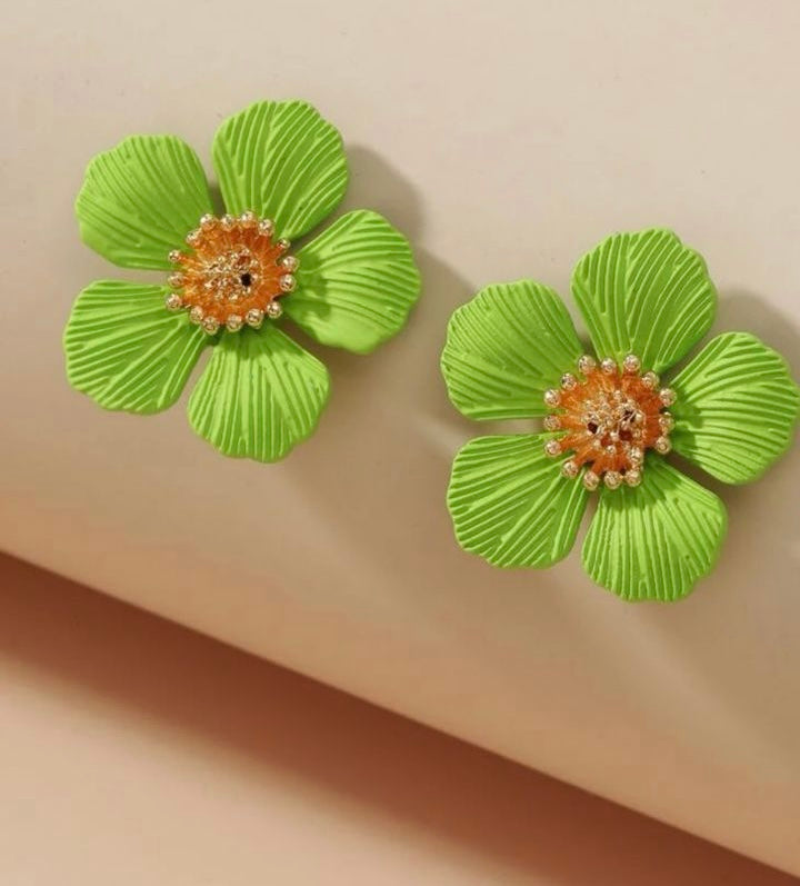 Flower stud earrings